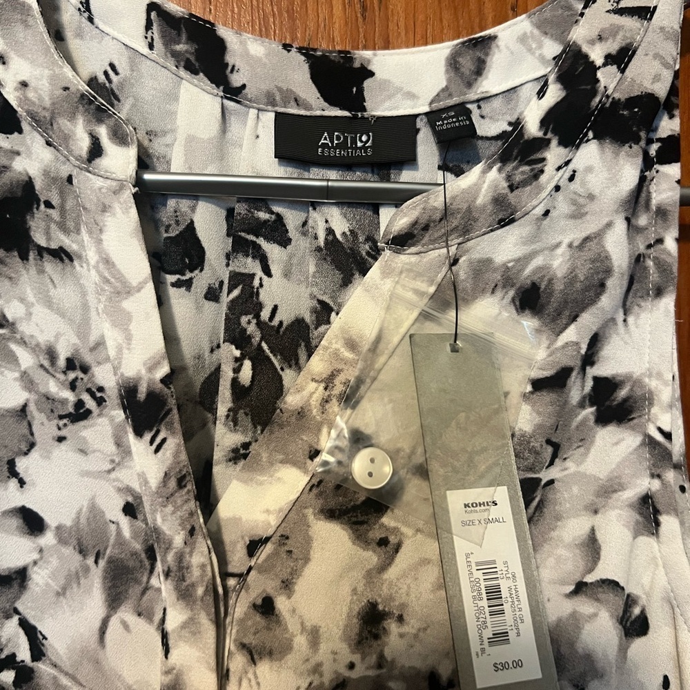 NWT Apt 9 Black and White Floral Women's Top Size XS - Picture 2 of 4